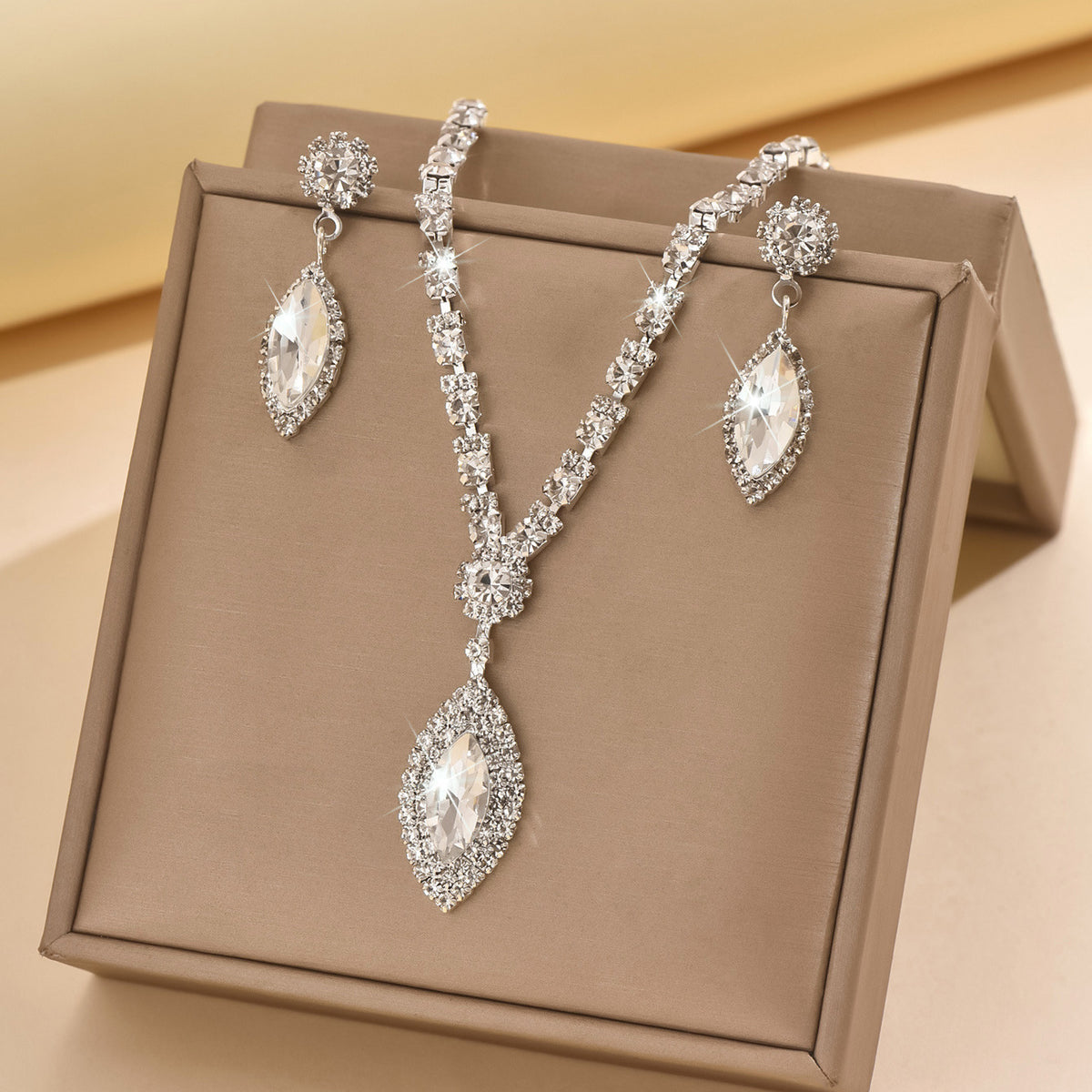 Teardrop Rhinestone Necklace and Earrings Set – Claw Chain Design