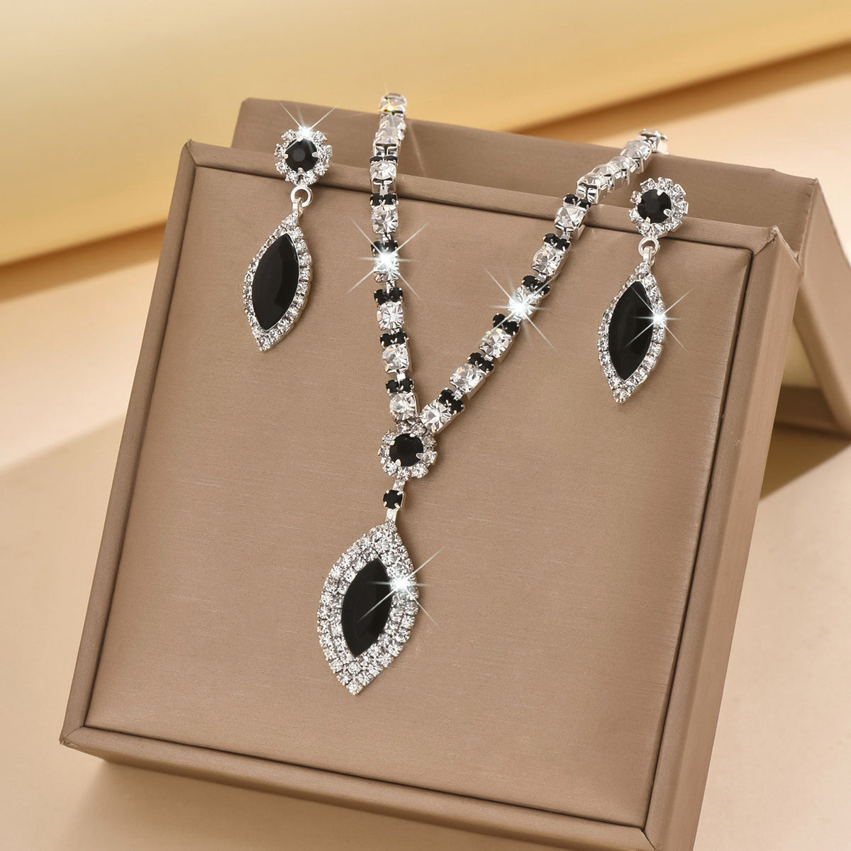 Teardrop Rhinestone Necklace and Earrings Set – Claw Chain Design