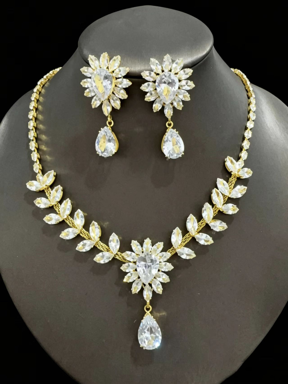 Bridal Zircon Necklace and Earrings Set – Teardrop and Leaf Rhinestone Design